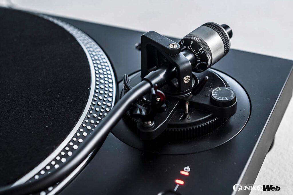 油圧式アームリフターとクランプ付きアームレスト、アンチスケーティング機能を備えることでアナログレコードへの高い追従性を実現している。