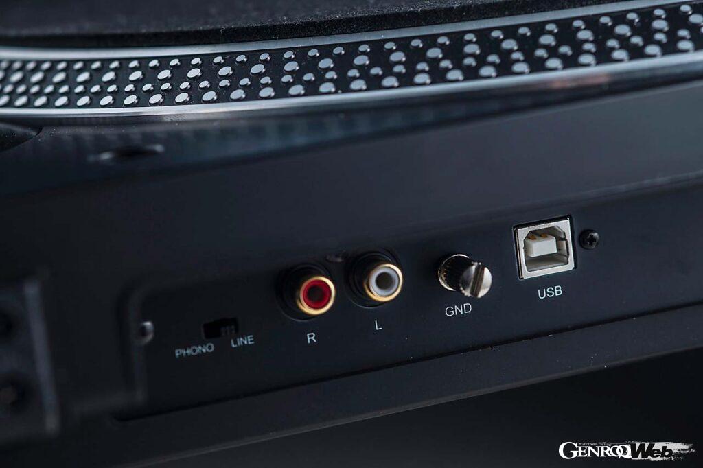 Bluetoothワイヤレス接続、USB出力、アナログ出力に対応するので、ワイヤレスヘッドホンやワイヤレスピーカーとペアリングして好きな場所でリスニングすることができる。