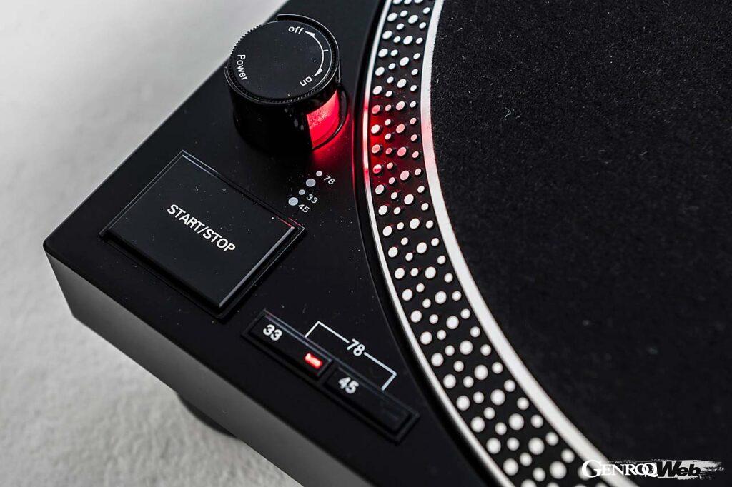 33/45/78回転のレコードに対応している。様々な回転数のレコードを上質なサウンドで楽しめるのが、本機の魅力のひとつである。