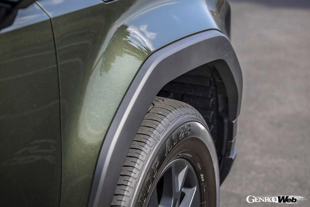 ワイドに張り出したタイヤとホイールフレアによる迫力あるエクステリアデザインがGX550の白眉だ。