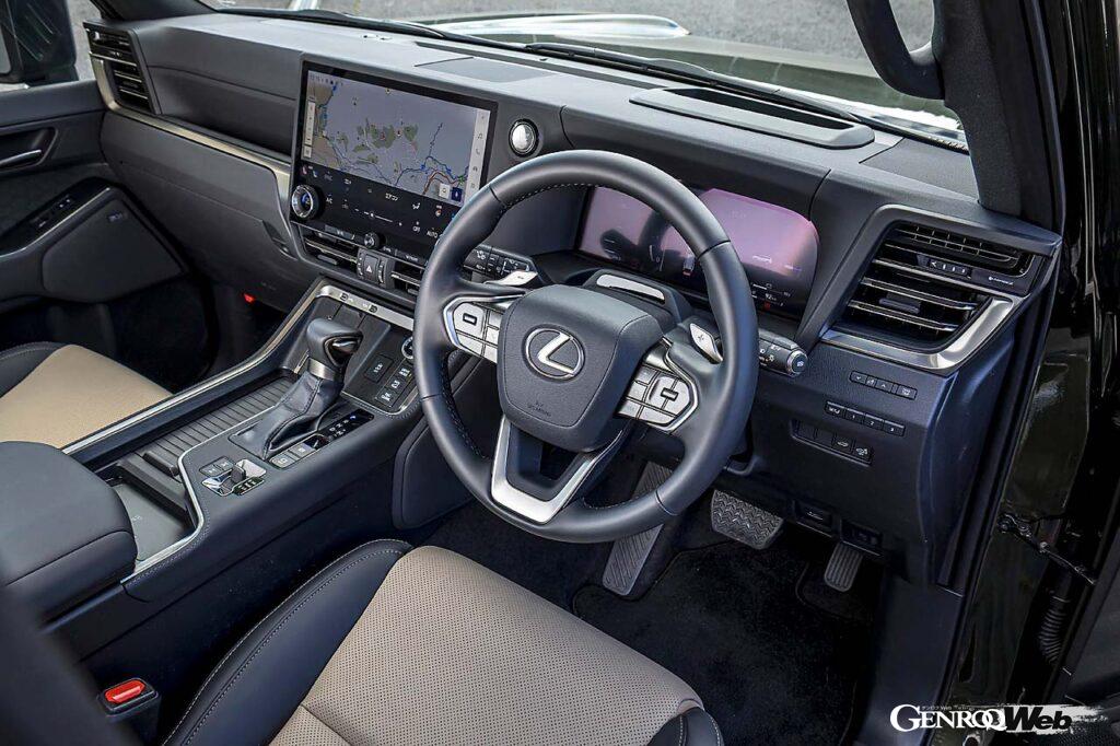 オフロード走行時に運転手が車両姿勢を正確に感じ取れるよう、水平・垂直基調のシンプルなデザインを採用。柔らかい素材を用いたシートバックサイドバックが心地良い。