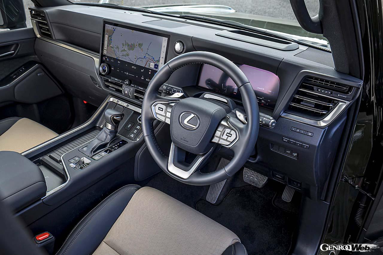 オフロード走行時に運転手が車両姿勢を正確に感じ取れるよう、水平・垂直基調のシンプルなデザインを採用。柔らかい素材を用いたシートバックサイドバックが心地良い。