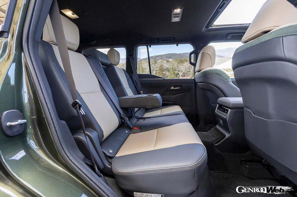 オフロード走行時に運転手が車両姿勢を正確に感じ取れるよう、水平・垂直基調のシンプルなデザインを採用。柔らかい素材を用いたシートバックサイドバックが心地良い。