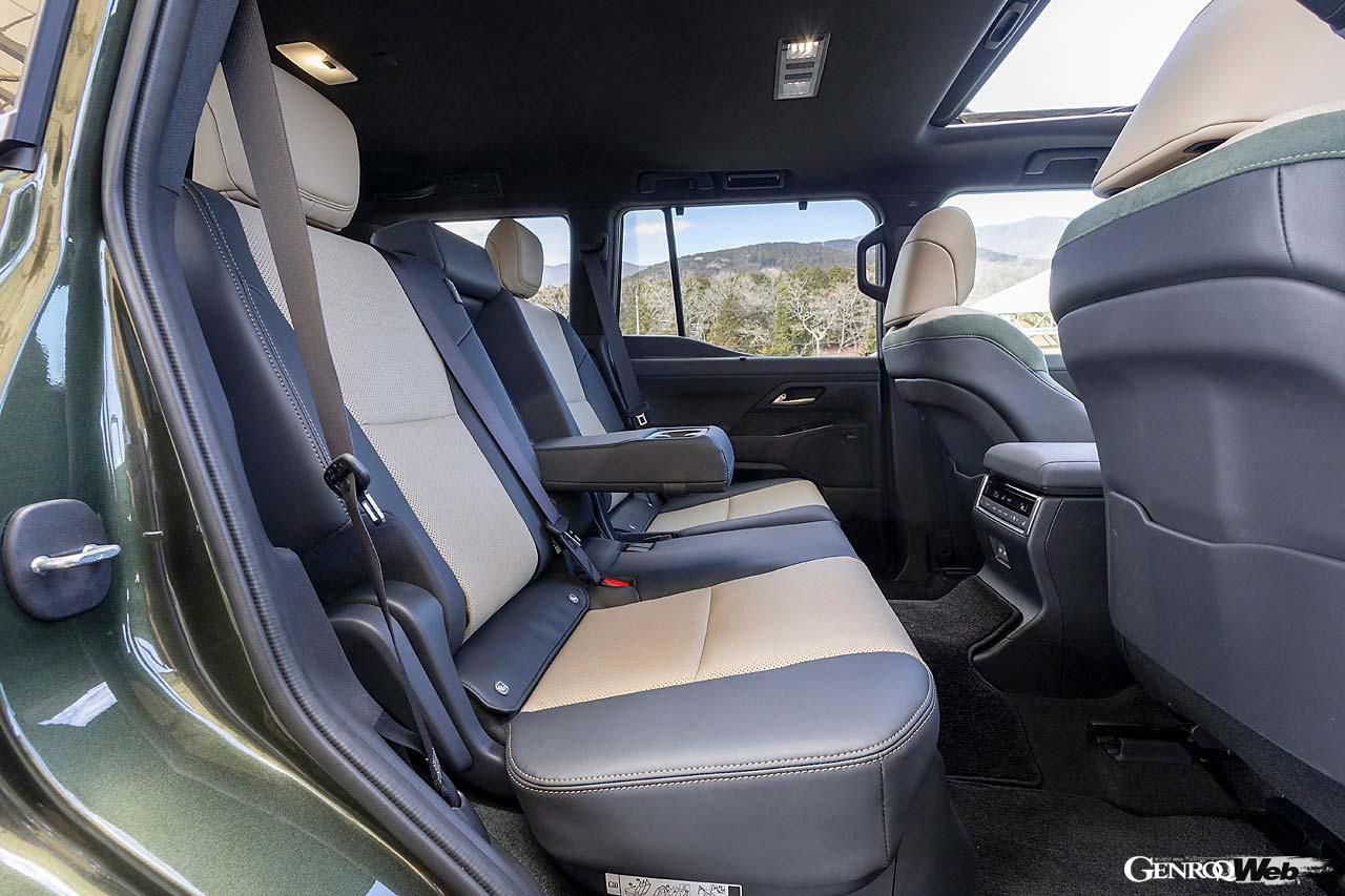 オフロード走行時に運転手が車両姿勢を正確に感じ取れるよう、水平・垂直基調のシンプルなデザインを採用。柔らかい素材を用いたシートバックサイドバックが心地良い。