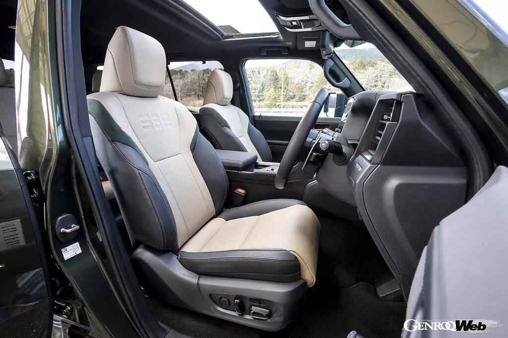 オフロード走行時に運転手が車両姿勢を正確に感じ取れるよう、水平・垂直基調のシンプルなデザインを採用。柔らかい素材を用いたシートバックサイドバックが心地良い。