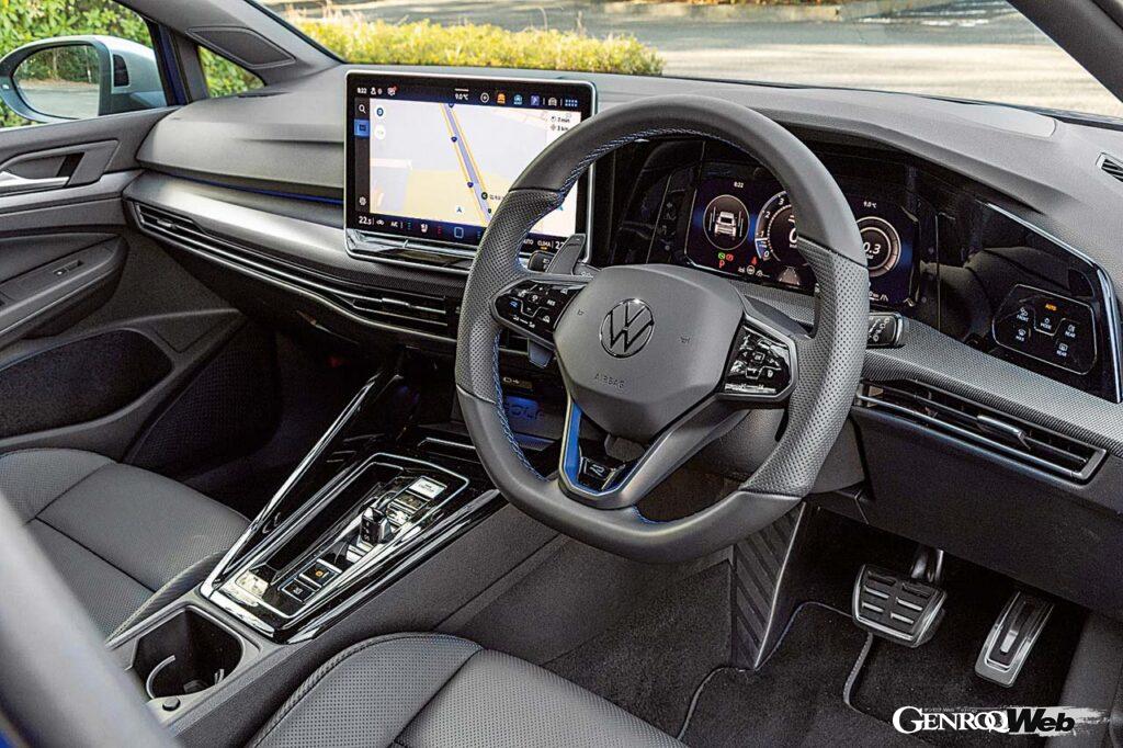 12.9インチの大型タッチスクリーンを採用する最新のインフォテインメントシステムは使い勝手も良好。Rロゴがあしらわれたヘッドレスト一体型スポーツシートを奢る。