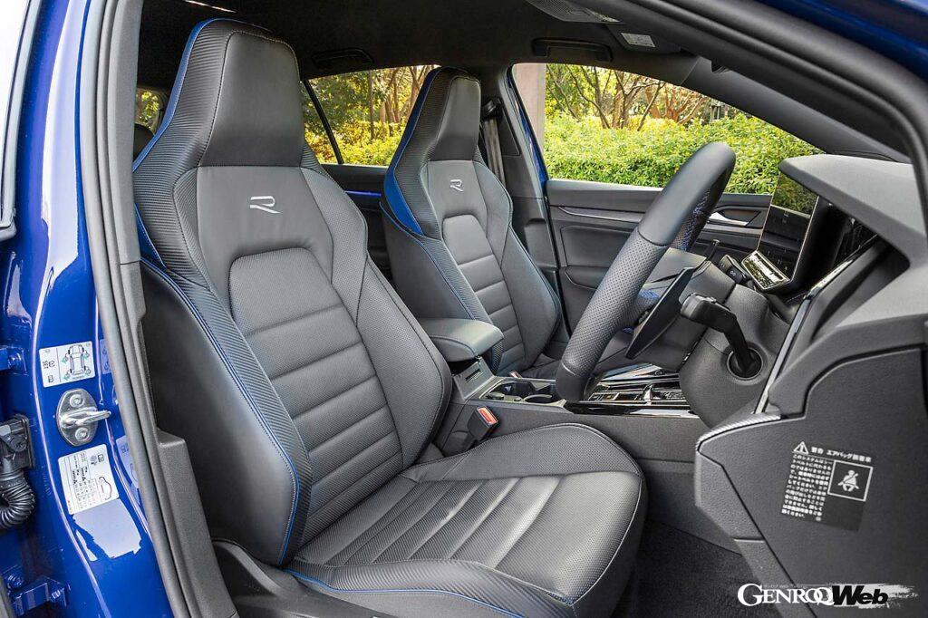 12.9インチの大型タッチスクリーンを採用する最新のインフォテインメントシステムは使い勝手も良好。Rロゴがあしらわれたヘッドレスト一体型スポーツシートを奢る。