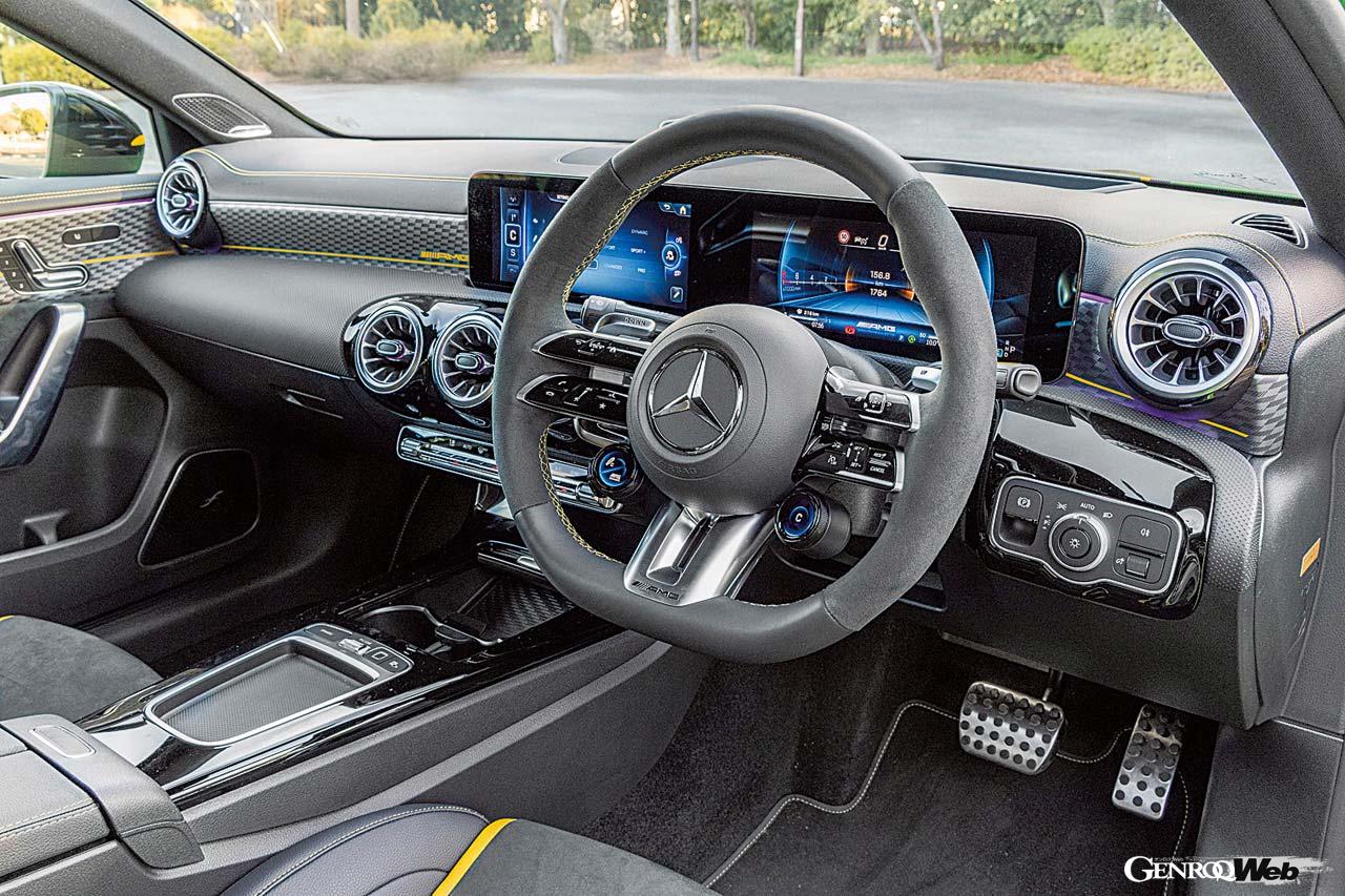 ファイナルエディション専用のAMGアルミニウムインテリアトリムを装備する。AMGパフォーマンスシートもイエローのアクセントが利いている。