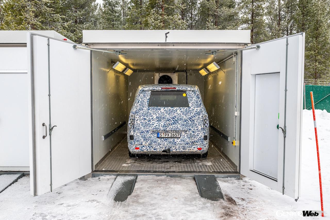 スウェーデンのアリエプローグにおいて、寒冷地テストを実施する、メルセデス・ベンツの次世代フル電動バン。