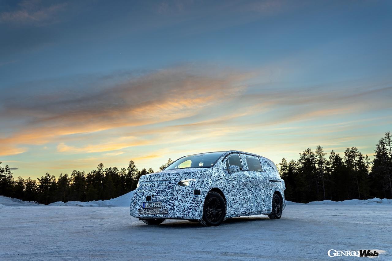 スウェーデンのアリエプローグにおいて、寒冷地テストを実施する、メルセデス・ベンツの次世代フル電動バン。