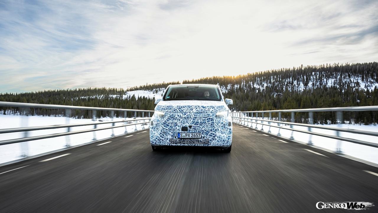 スウェーデンのアリエプローグにおいて、寒冷地テストを実施する、メルセデス・ベンツの次世代フル電動バン。