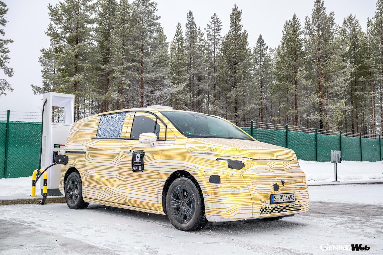 スウェーデンのアリエプローグにおいて、寒冷地テストを実施する、メルセデス・ベンツの次世代フル電動バン。