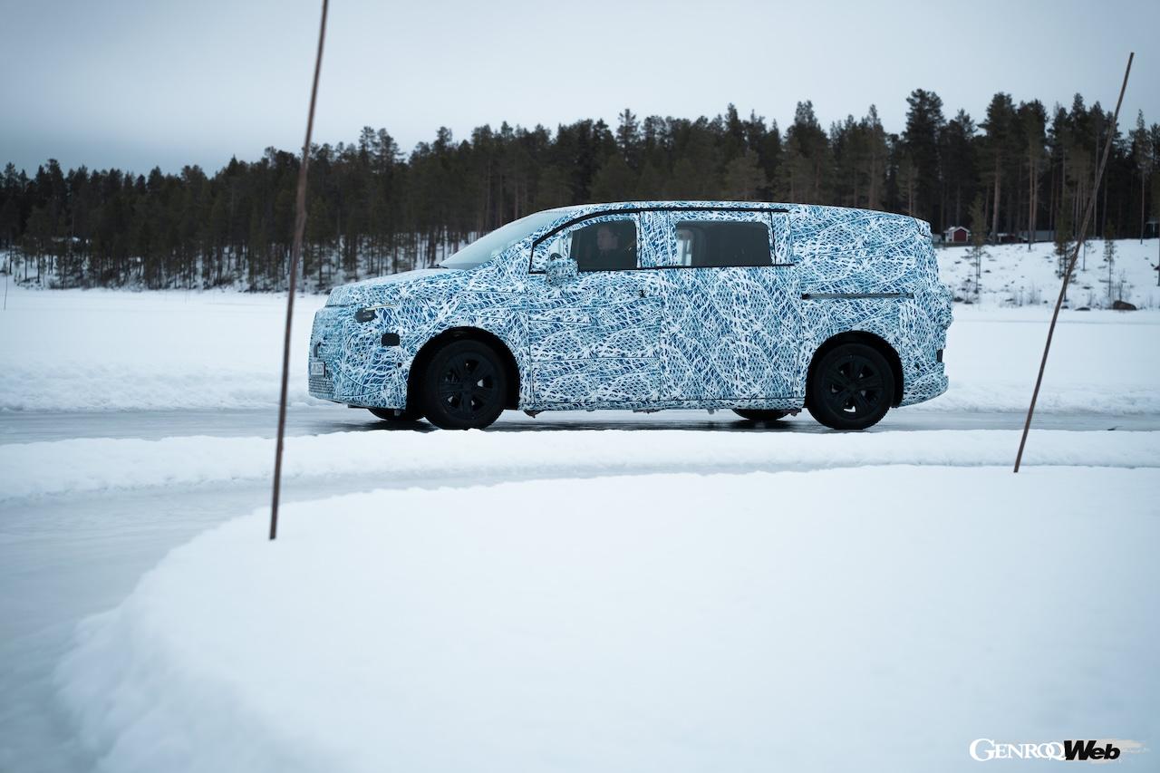 スウェーデンのアリエプローグにおいて、寒冷地テストを実施する、メルセデス・ベンツの次世代フル電動バン。