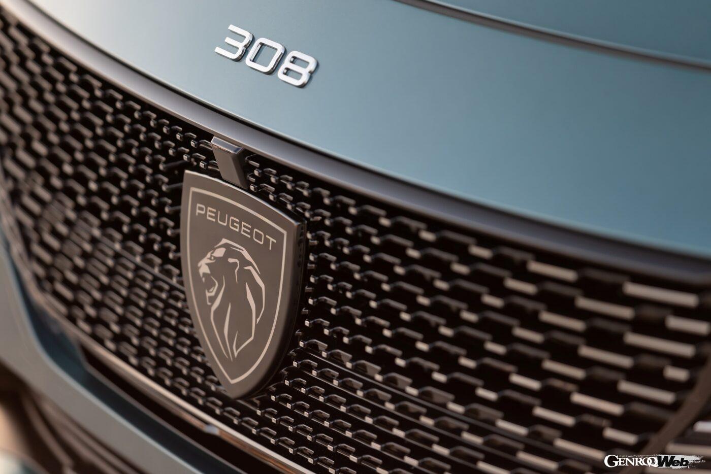 「プジョー308」のリニューアルと共に新しくなったエンブレム。