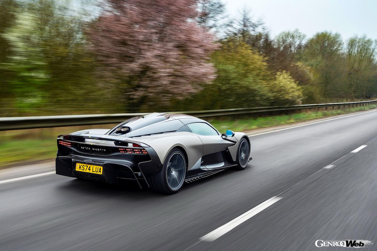 英国の公道で検証テストを行う、アストンマーティン ヴァルハラ。