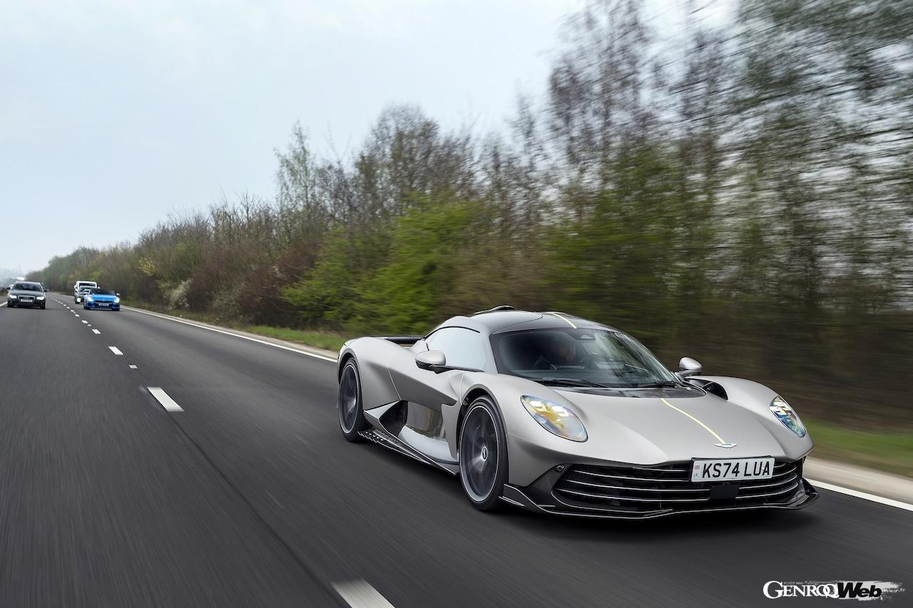 英国の公道で検証テストを行う、アストンマーティン ヴァルハラ。