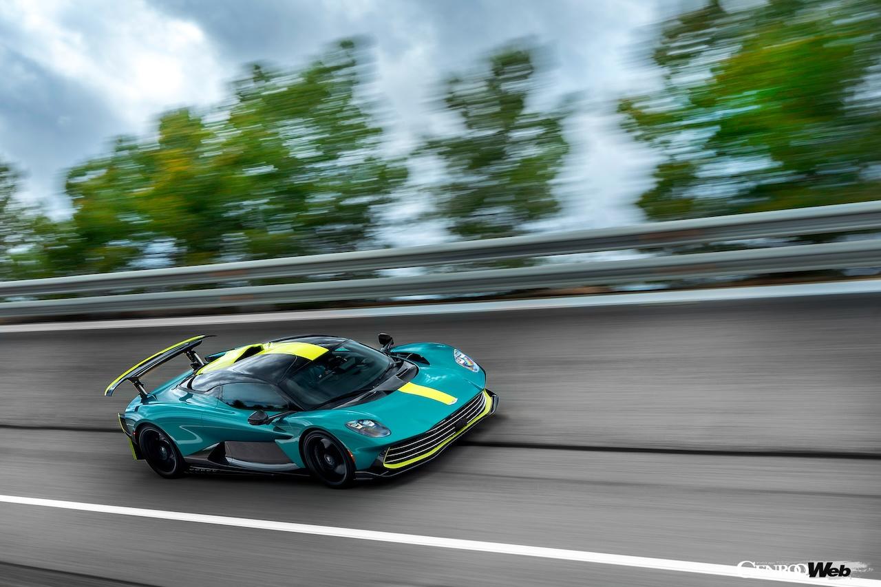 スペインの車両テスト施設「IDIADA」で、様々なテストを行うアストンマーティン ヴァルハラ。