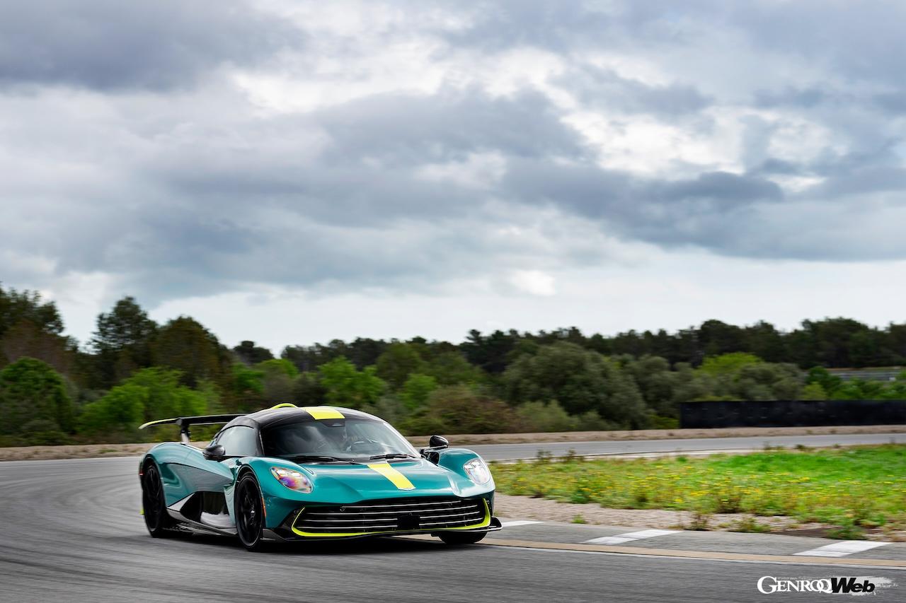 スペインの車両テスト施設「IDIADA」で、様々なテストを行うアストンマーティン ヴァルハラ。