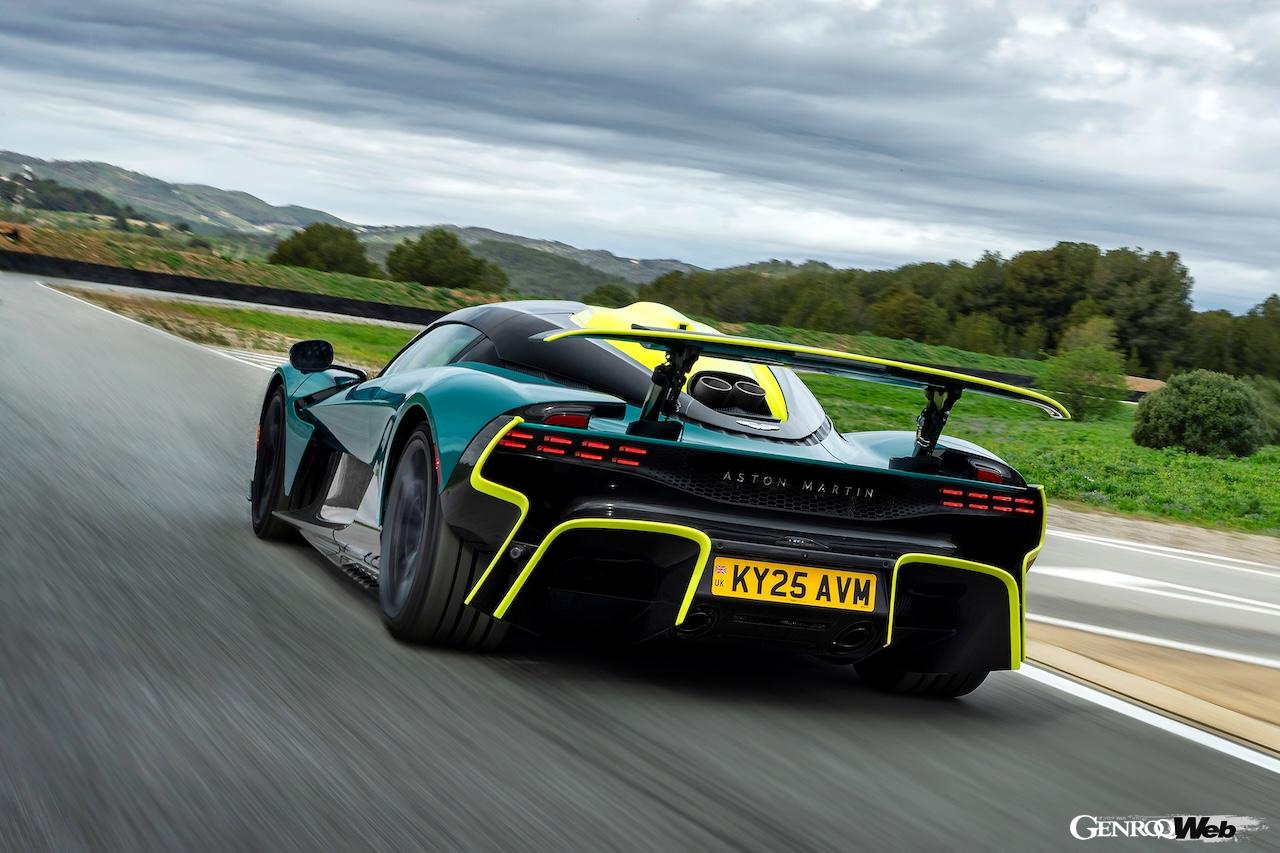 スペインの車両テスト施設「IDIADA」で、様々なテストを行うアストンマーティン ヴァルハラ。