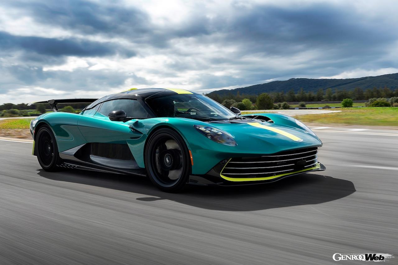 スペインの車両テスト施設「IDIADA」で、様々なテストを行うアストンマーティン ヴァルハラ。