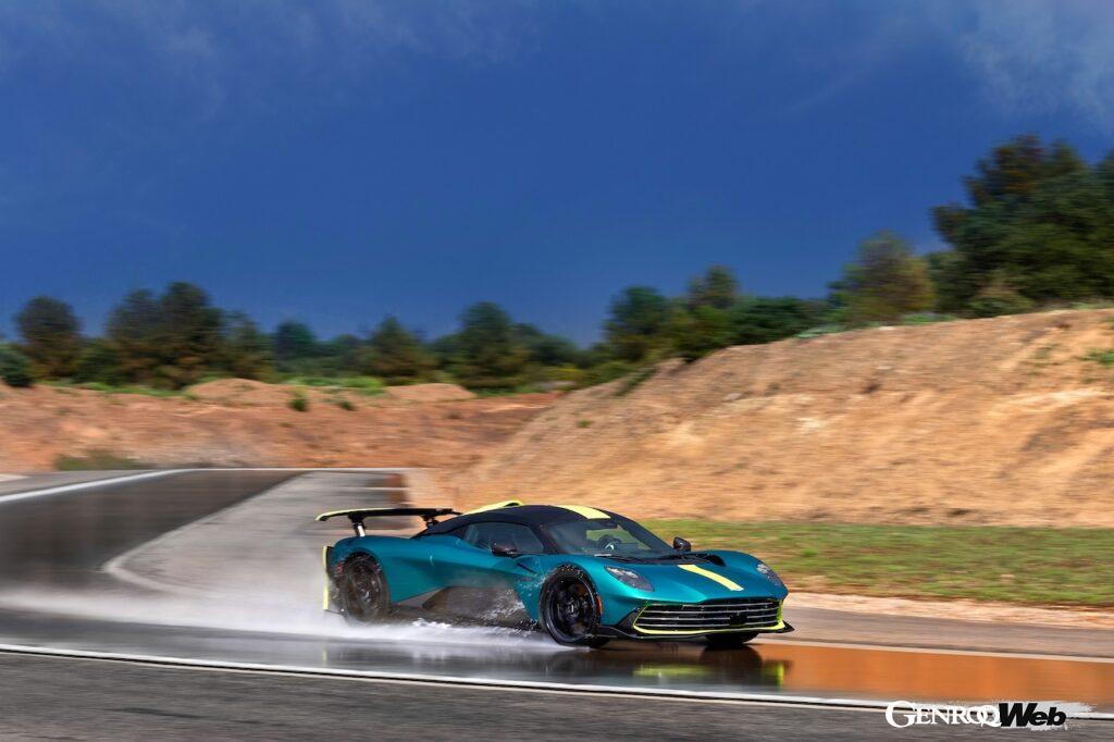 スペインの車両テスト施設「IDIADA」で、様々なテストを行うアストンマーティン ヴァルハラ。