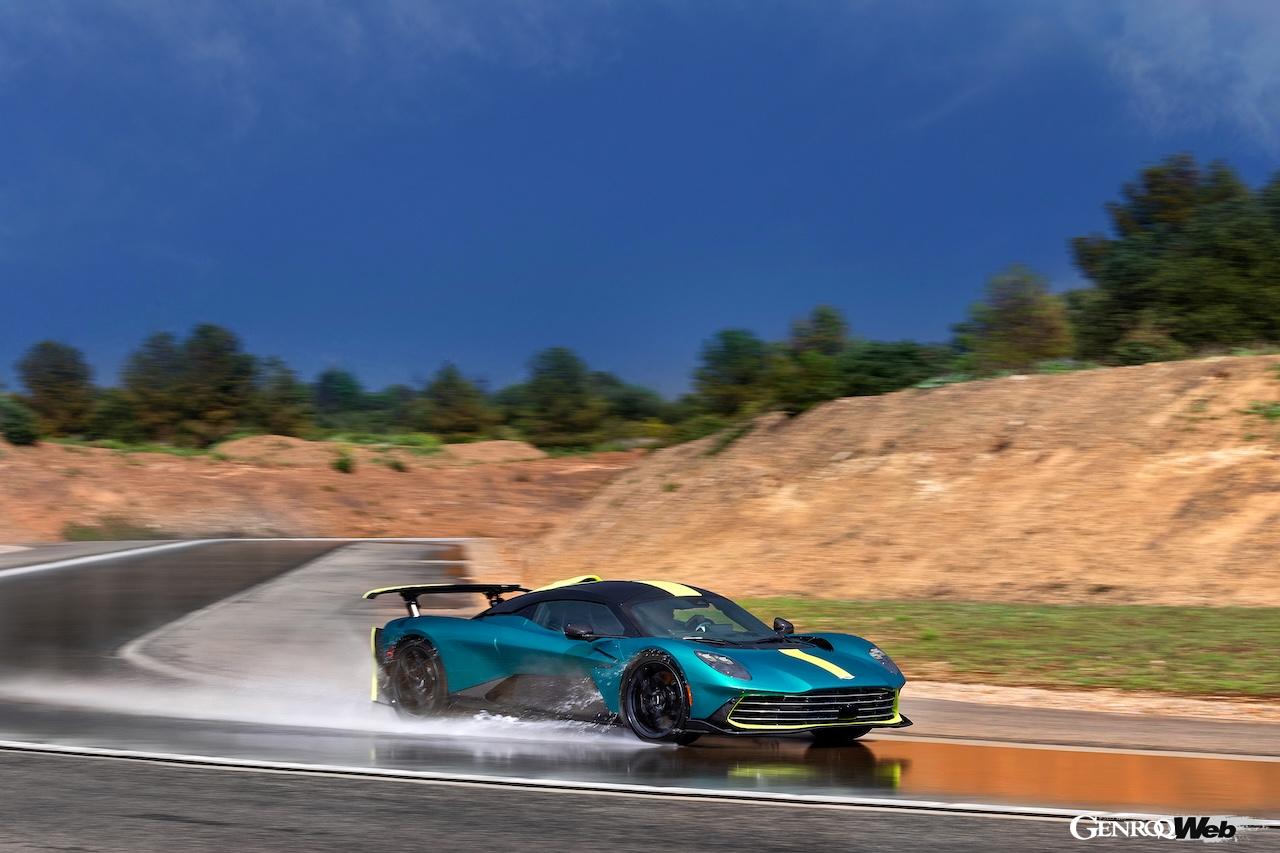 スペインの車両テスト施設「IDIADA」で、様々なテストを行うアストンマーティン ヴァルハラ。