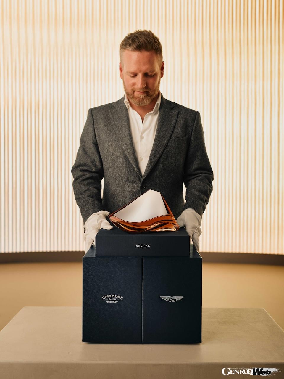 アストンマーティンとボウモア蒸留所は、コラボレーションウィスキー第二弾となる「ボウモア ARC-54」を限定130本販売する。