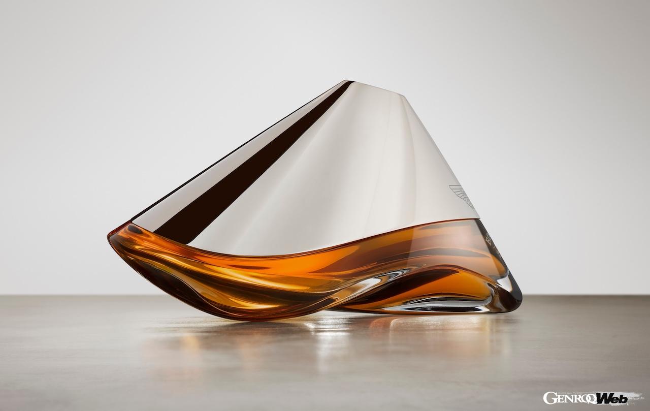 全世界で130本のみが販売される「ボウモア ARC-54」の美しいデキャンタは、アストンマーティン ヴァルキリーのエアロダイナミクスをイメージし、デザインされている。