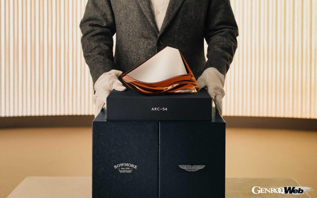 アストンマーティンとボウモア蒸留所がコラボした「ボウモア ARC-54」は、1968年11月に蒸留された希少なシングルモルトウィスキー。
