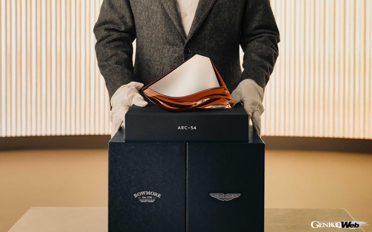 アストンマーティンとボウモア蒸留所がコラボした「ボウモア ARC-54」は、1968年11月に蒸留された希少なシングルモルトウィスキー。