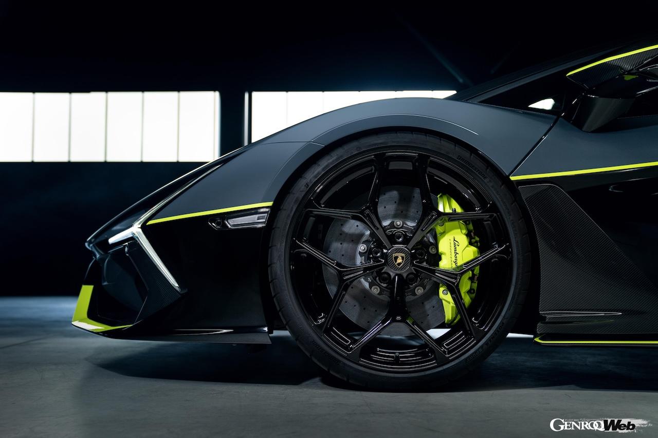 「ドゥカティ パニガーレ V4 ランボルギーニ」のデザインインスピレーションとなった、「ランボルギーニ レヴエルト」。