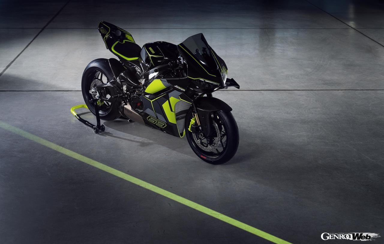 パニガーレ V4 ランボルギーニは、エクステリアやシートなどに、レヴエルトをイメージした専用装備を導入。さらにカーボンファイバーを積極的に導入したことで、2kgの軽量化も実施された。