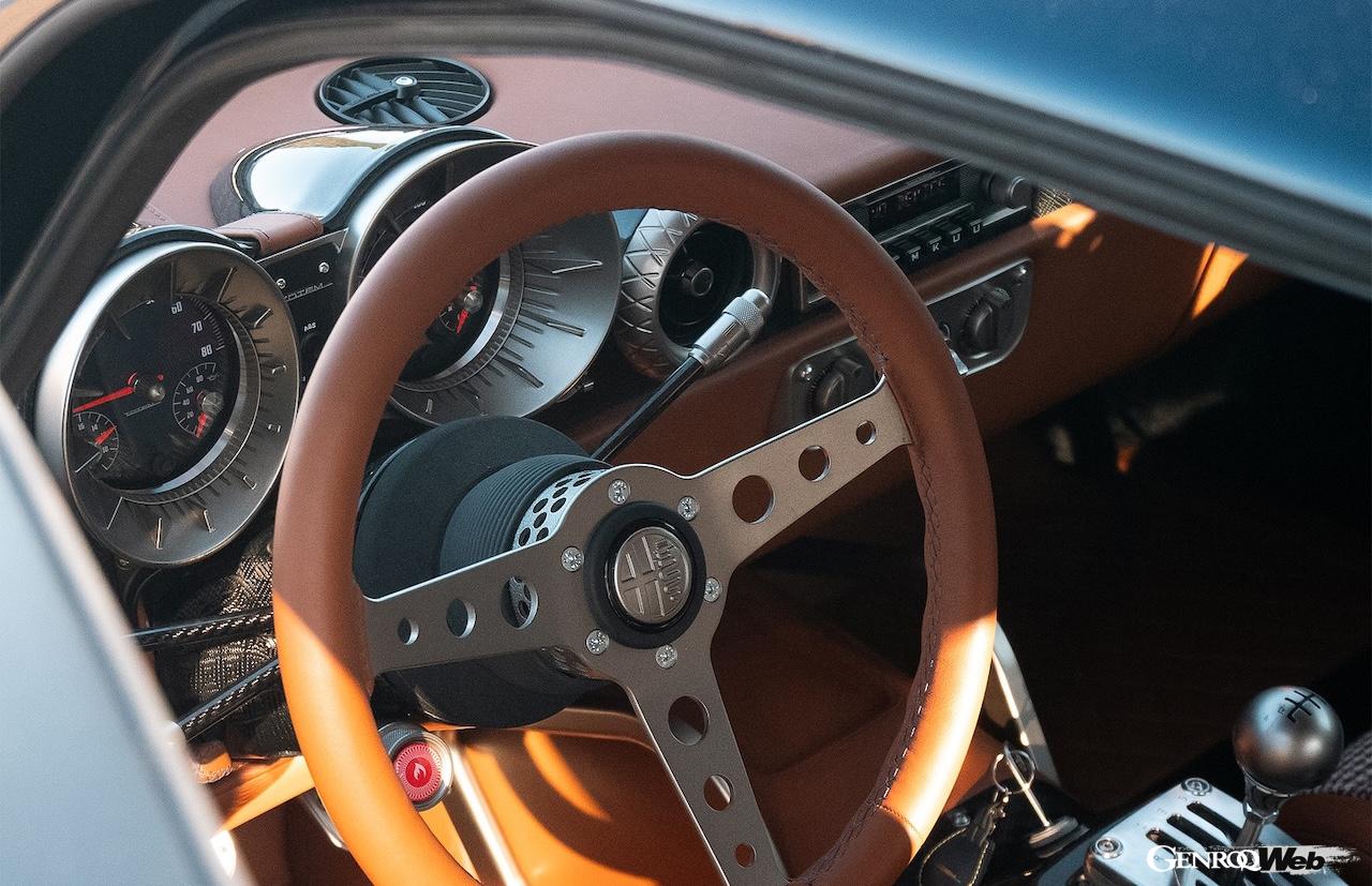 エクステリアと同様に完全ワンオフ仕様のインテリアは、タグ・ホイヤー製ヴィンテージ・クロノグラフなど、専用開発された。