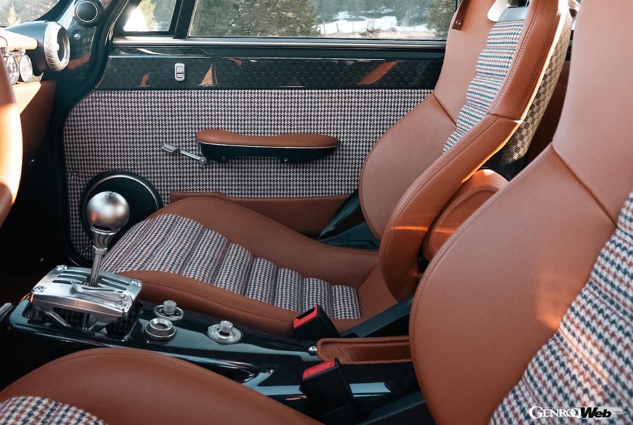 エクステリアと同様に完全ワンオフ仕様のインテリアは、タグ・ホイヤー製ヴィンテージ・クロノグラフなど、専用開発された。