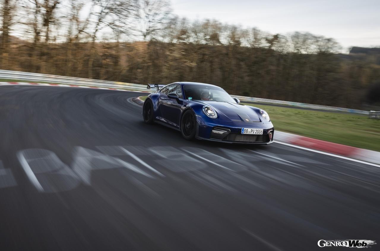 ニュルブルクリンク・ノルドシュライフェを走行する新型「ポルシェ 911 GT3」。