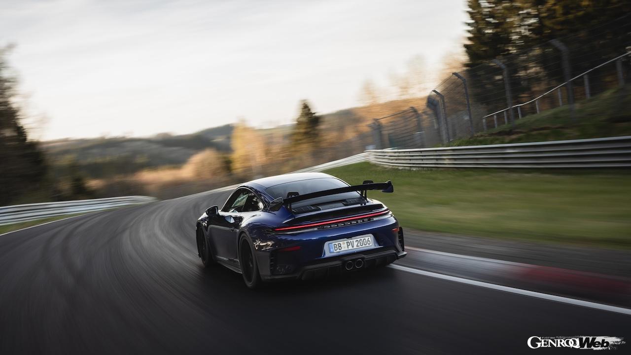 ニュルブルクリンク・ノルドシュライフェを走行する新型「ポルシェ 911 GT3」。