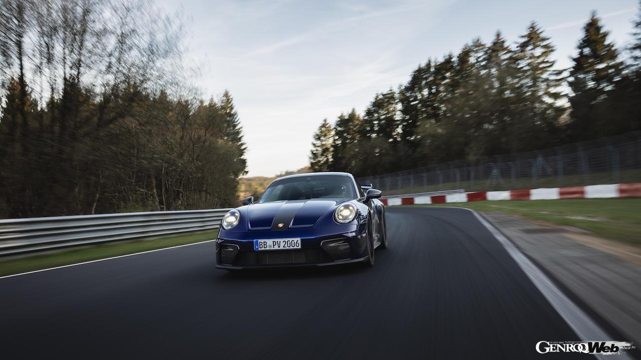 ニュルブルクリンク・ノルドシュライフェを走行する新型「ポルシェ 911 GT3」。