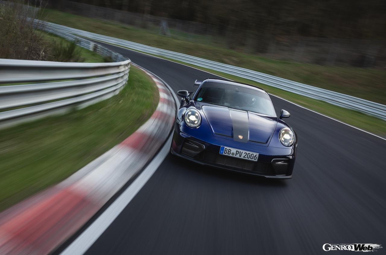 ニュルブルクリンク・ノルドシュライフェを走行する新型「ポルシェ 911 GT3」。