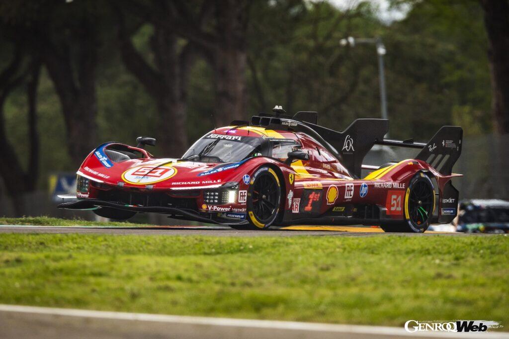 母国ラウンドのイモラ・サーキットを舞台に走行するフェラーリ 499P。
