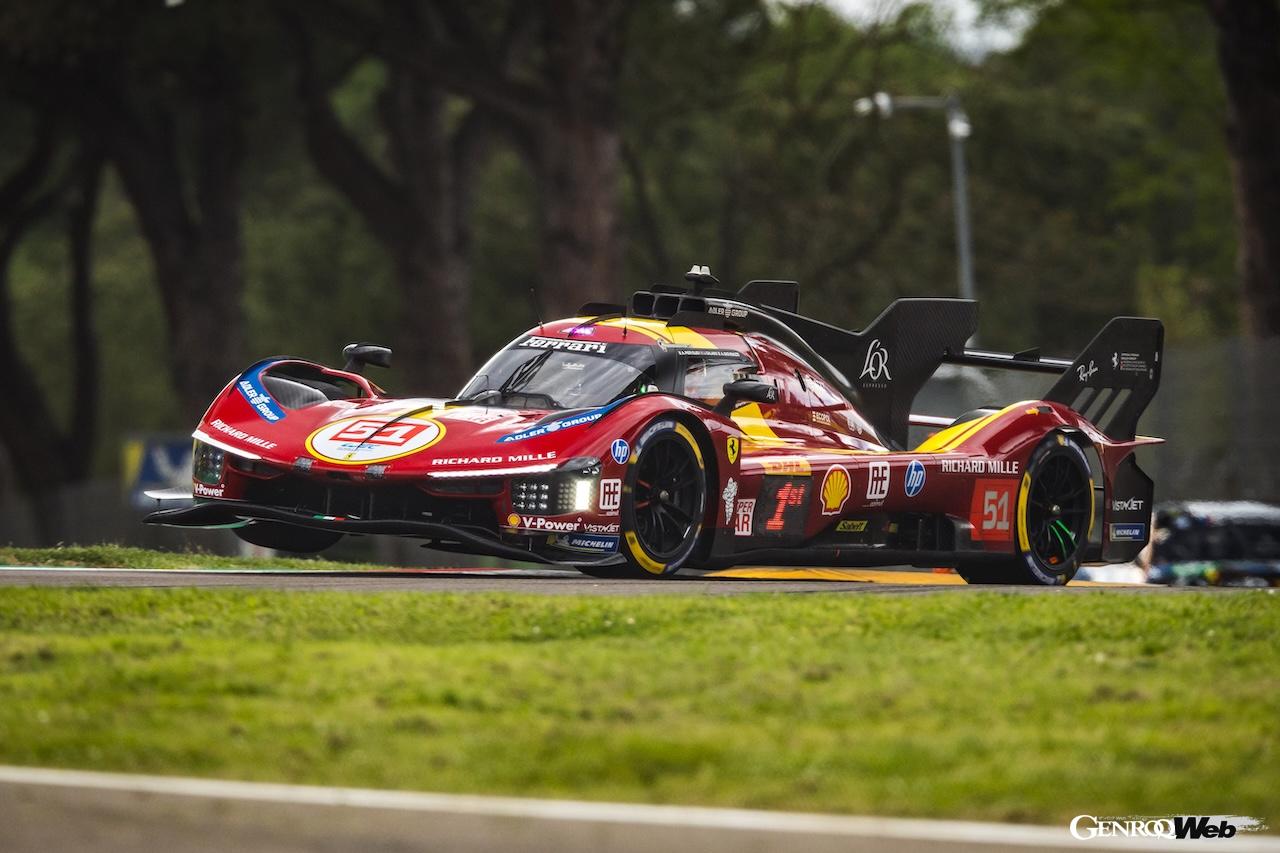 母国ラウンドのイモラ・サーキットを舞台に走行するフェラーリ 499P。