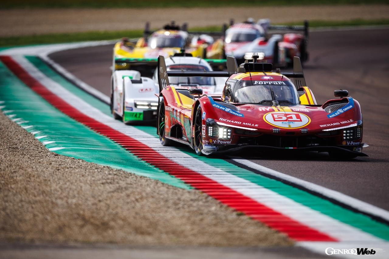 母国ラウンドのイモラ・サーキットを舞台に走行するフェラーリ 499P。