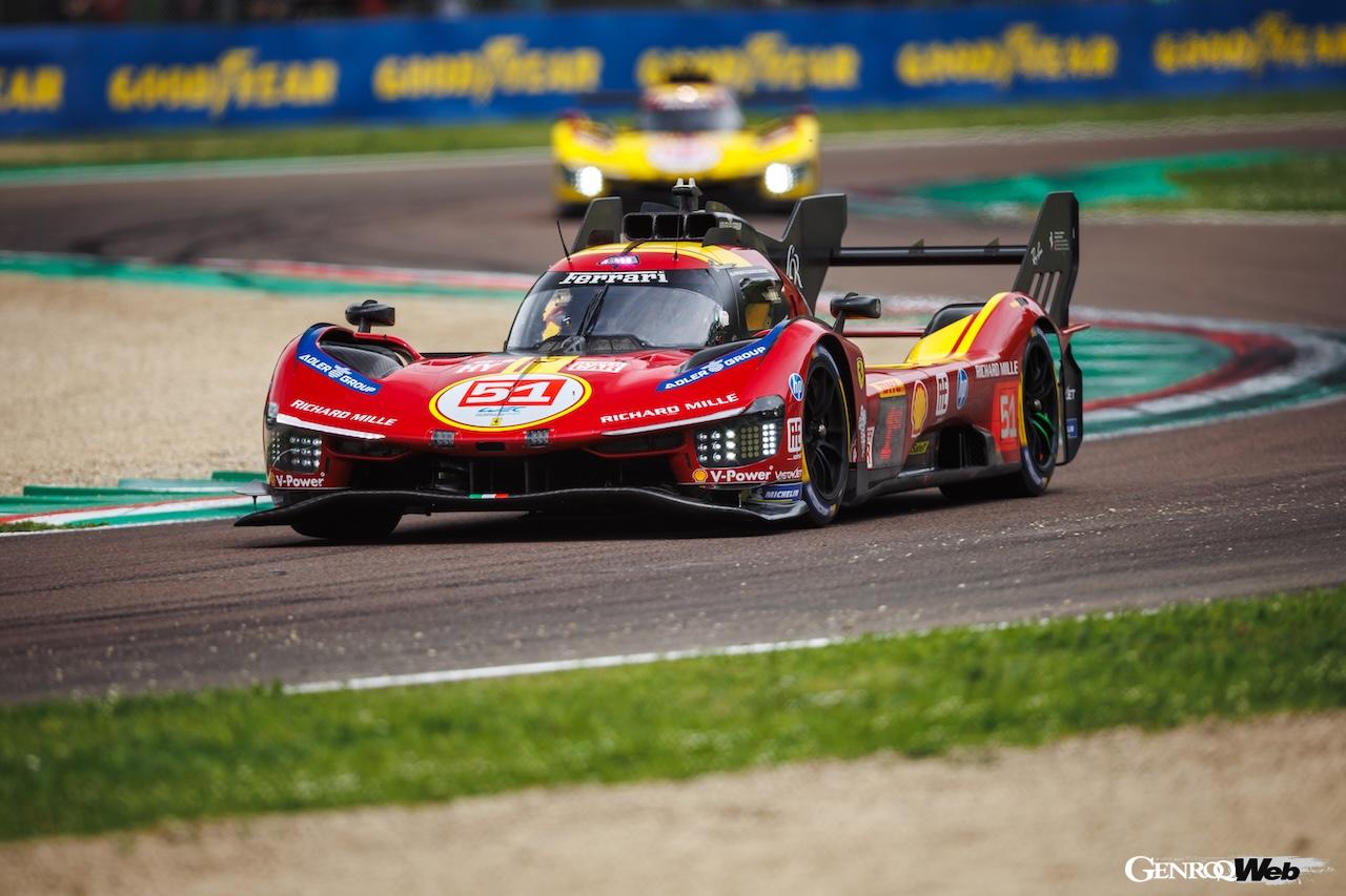 母国ラウンドのイモラ・サーキットを舞台に走行するフェラーリ 499P。