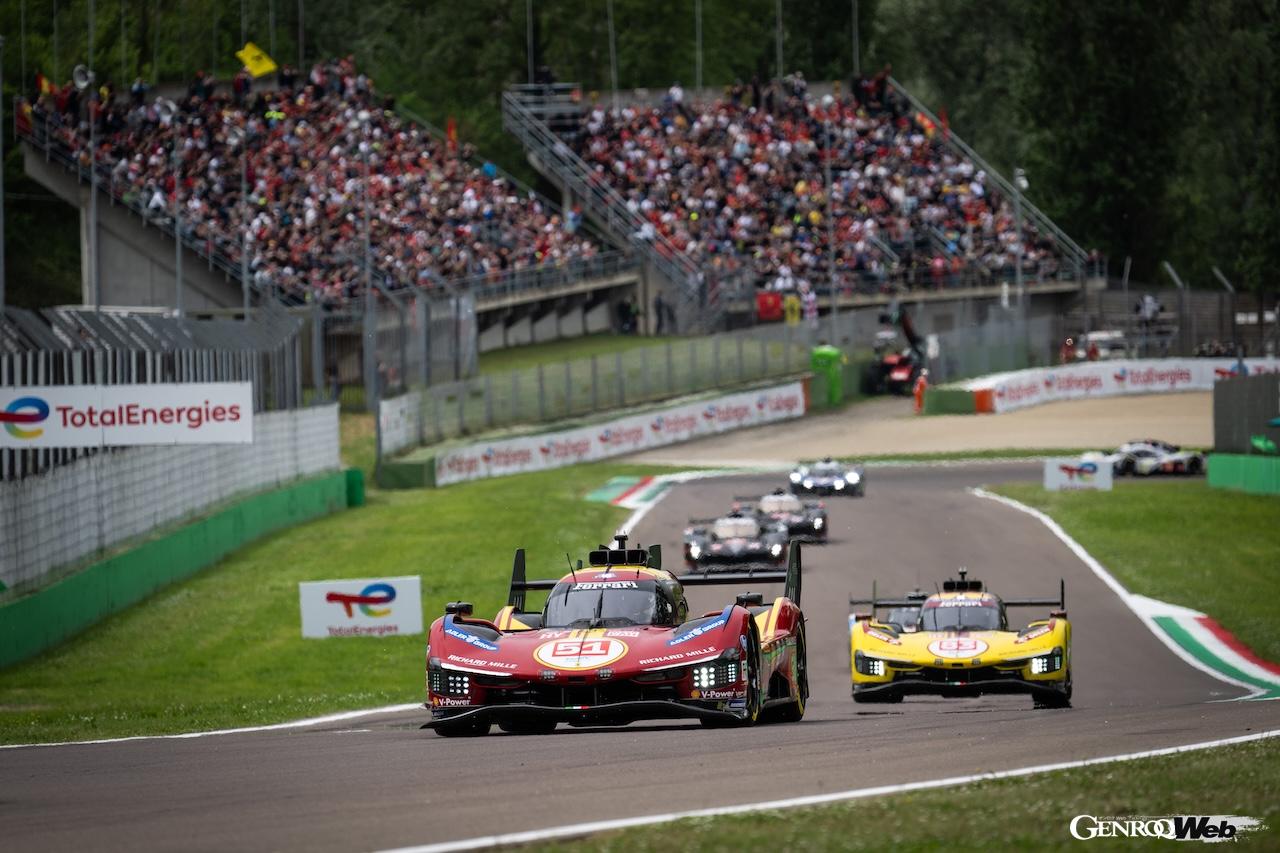 母国ラウンドのイモラ・サーキットを舞台に走行するフェラーリ 499P。