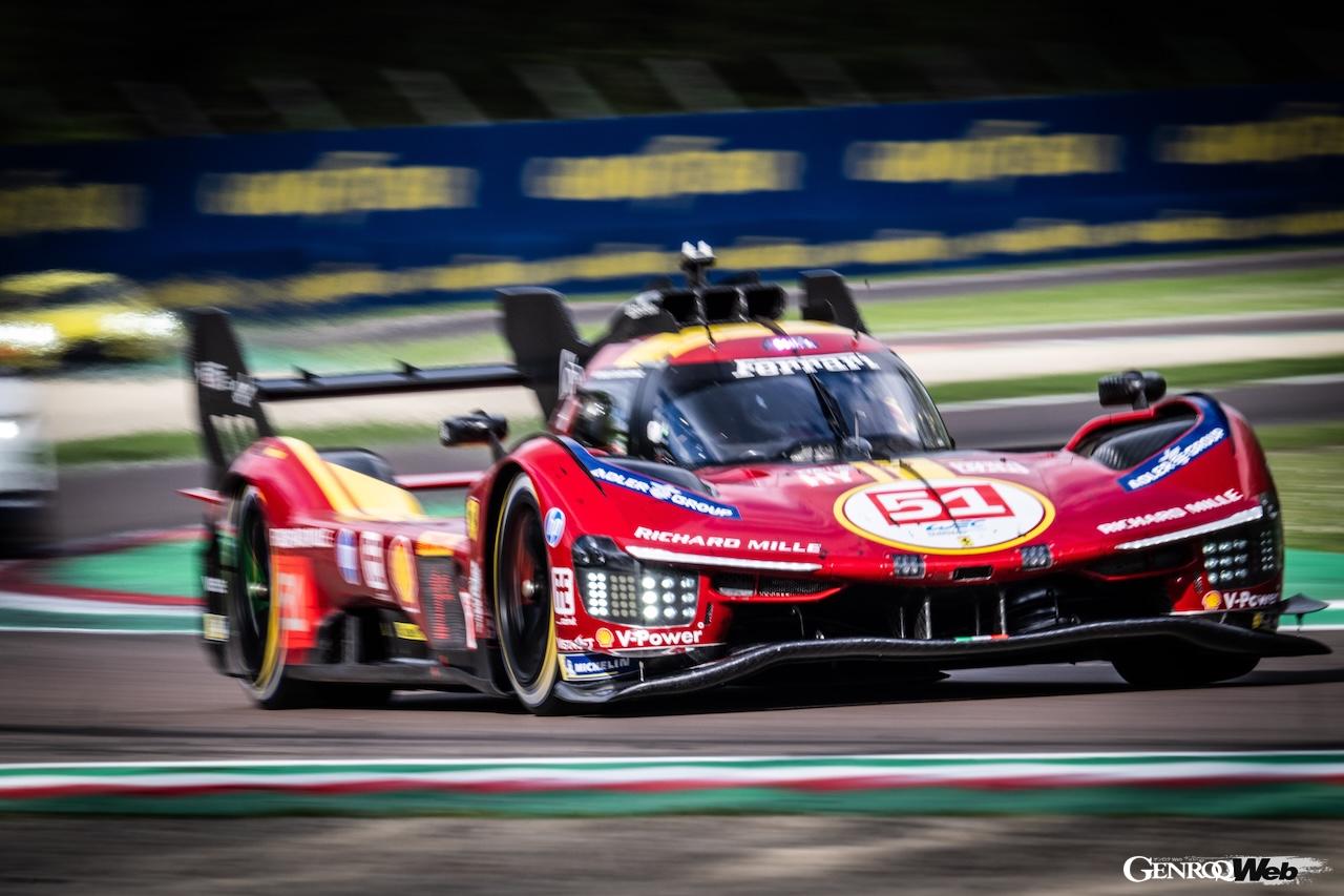 母国ラウンドのイモラ・サーキットを舞台に走行するフェラーリ 499P。