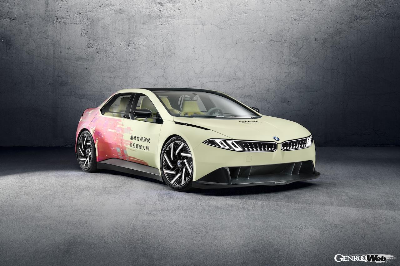 上海モーターショーでは、専用の蓄光ペイントが施された「BMW ビジョン ドライビング エクスペリエンス」を公開。暗部では充電状態に応じてカラーが変化する。