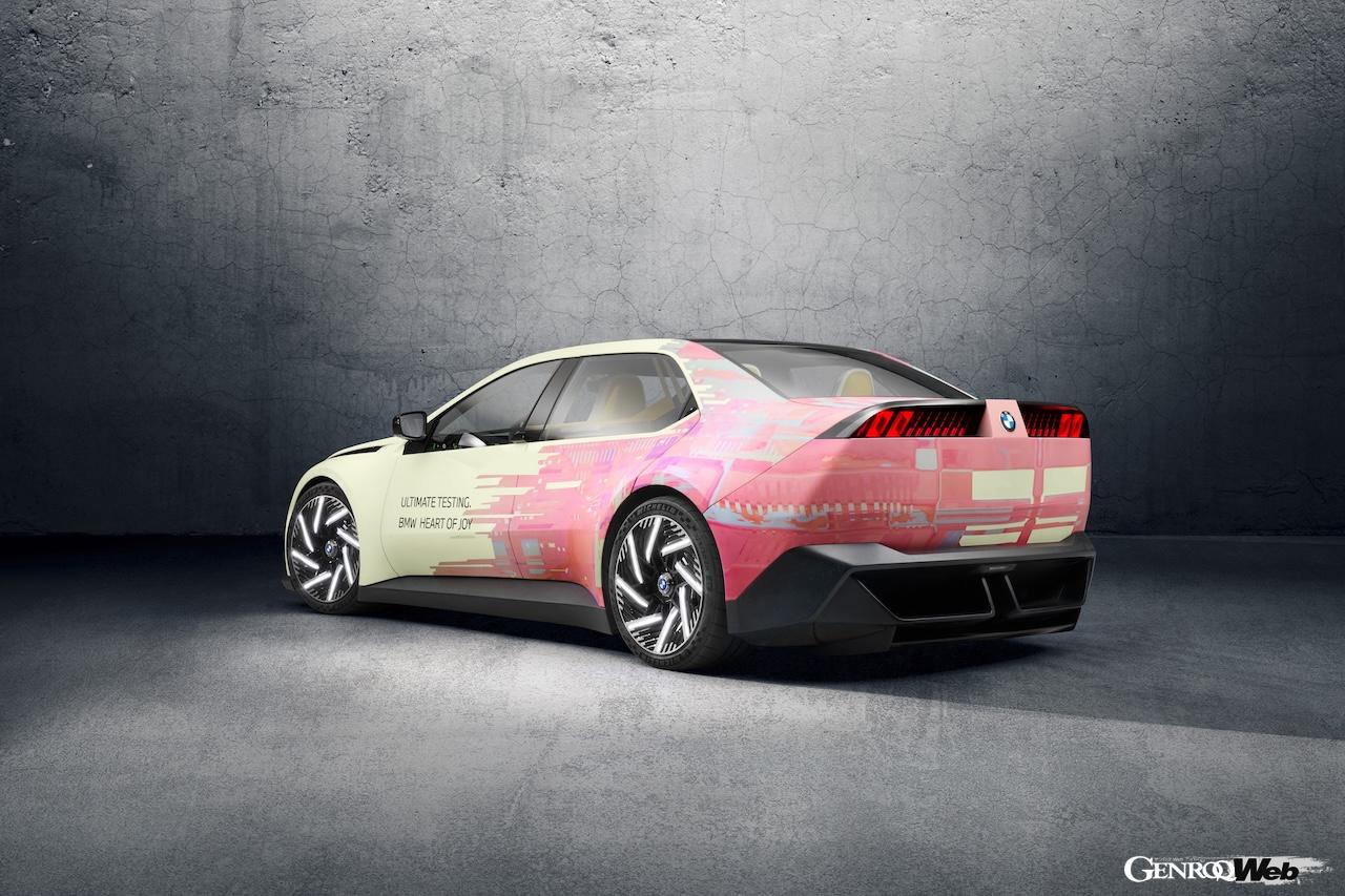 上海モーターショーでは、専用の蓄光ペイントが施された「BMW ビジョン ドライビング エクスペリエンス」を公開。暗部では充電状態に応じてカラーが変化する。