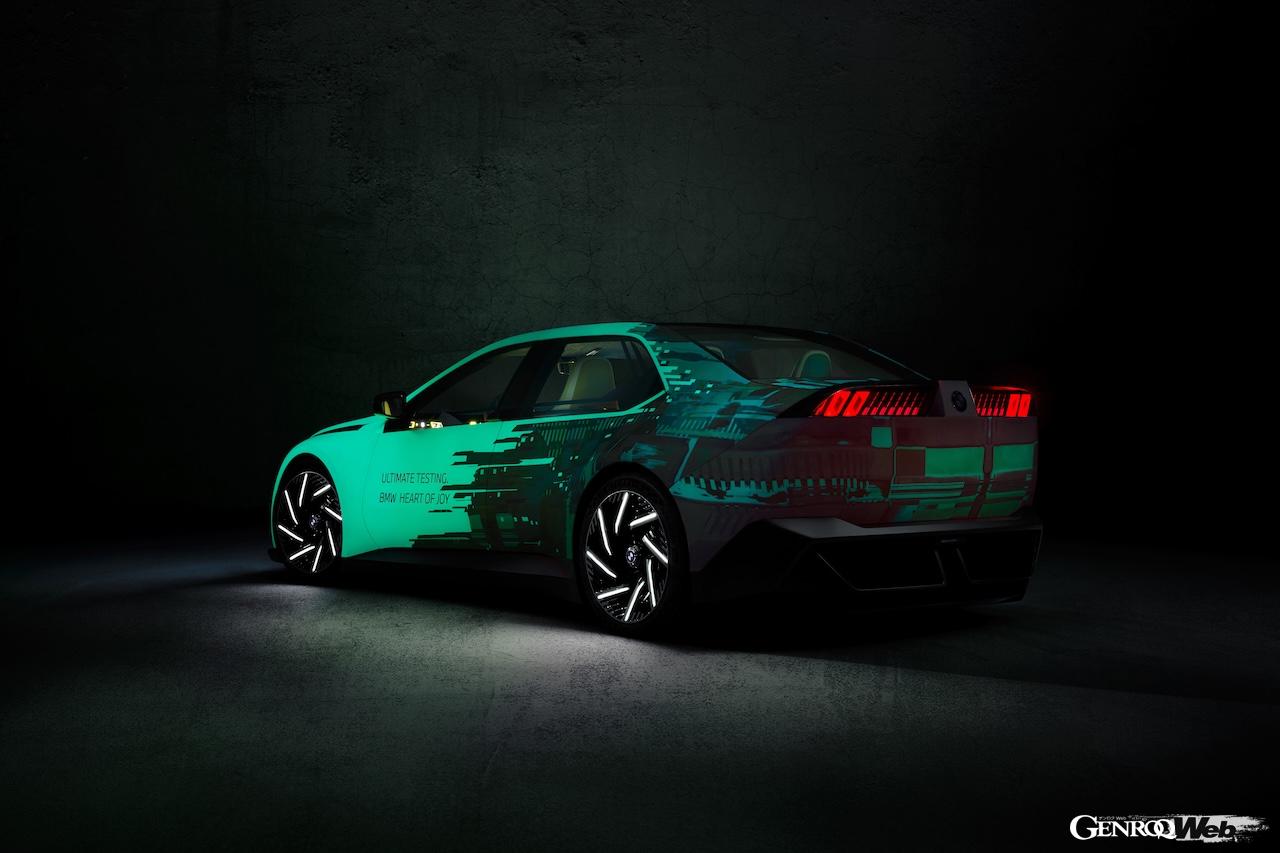 上海モーターショーでは、専用の蓄光ペイントが施された「BMW ビジョン ドライビング エクスペリエンス」を公開。暗部では充電状態に応じてカラーが変化する。