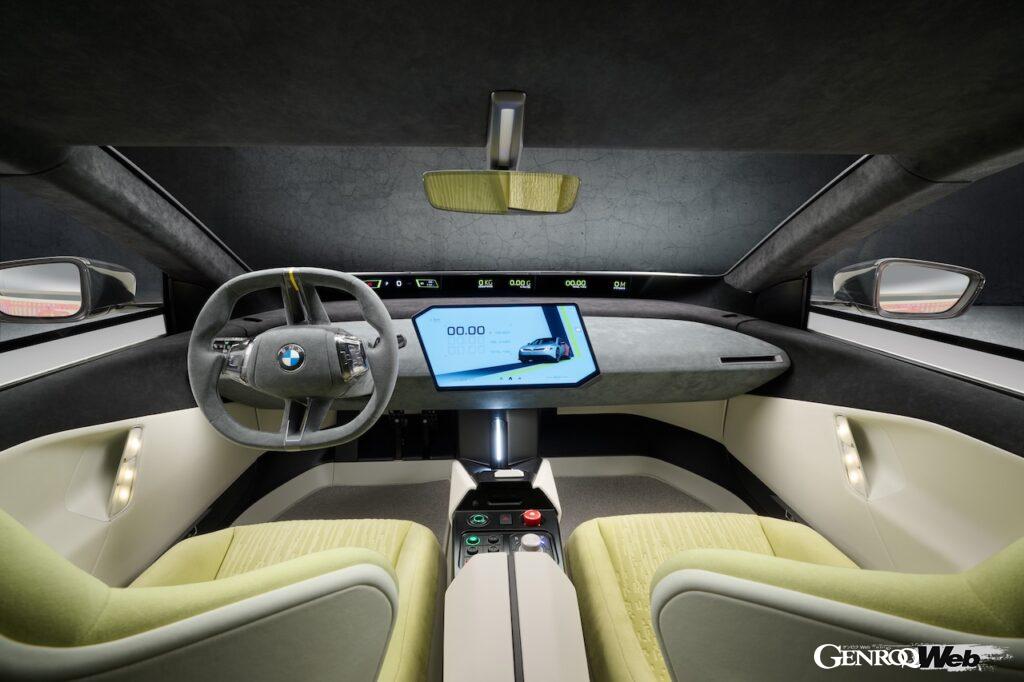 上海モーターショーでは、専用の蓄光ペイントが施された「BMW ビジョン ドライビング エクスペリエンス」を公開。暗部では充電状態に応じてカラーが変化する。
