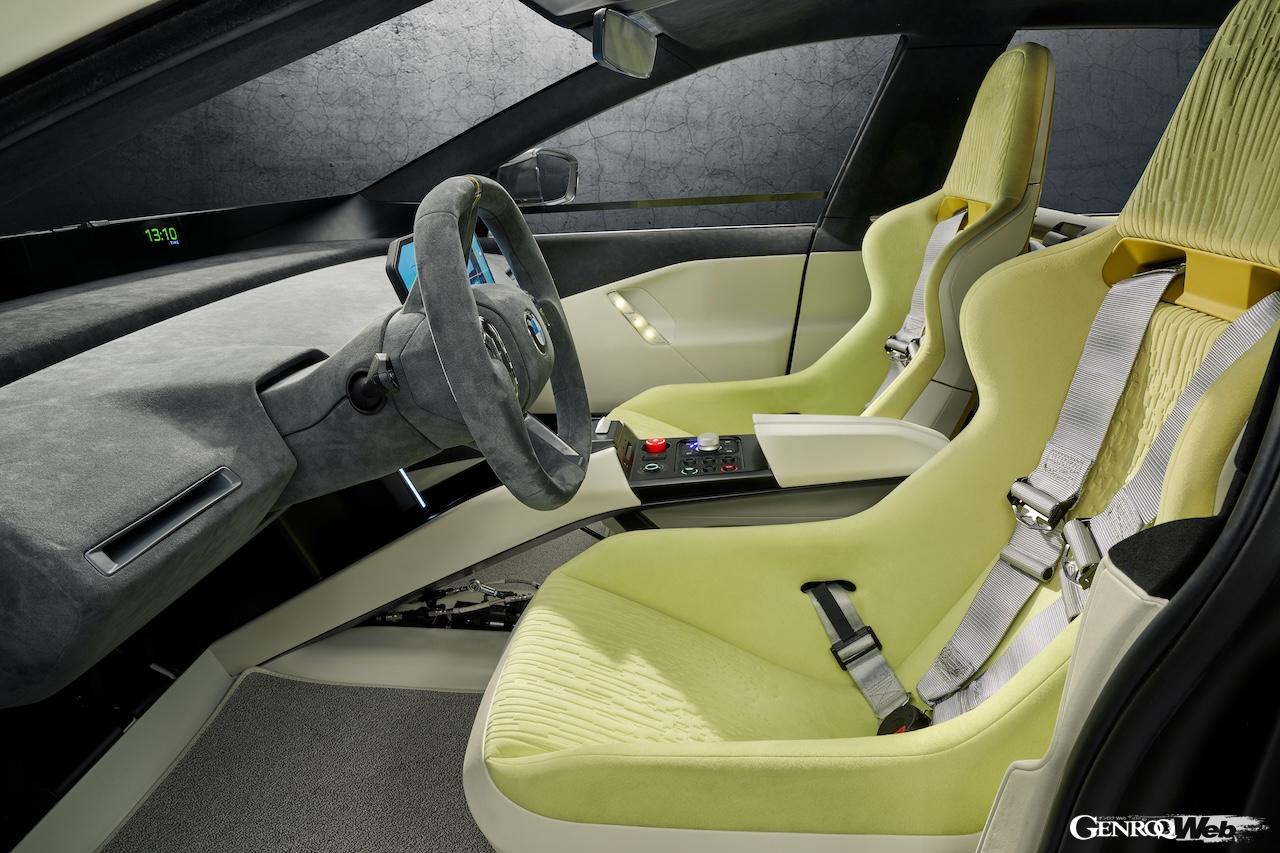 上海モーターショーでは、専用の蓄光ペイントが施された「BMW ビジョン ドライビング エクスペリエンス」を公開。暗部では充電状態に応じてカラーが変化する。