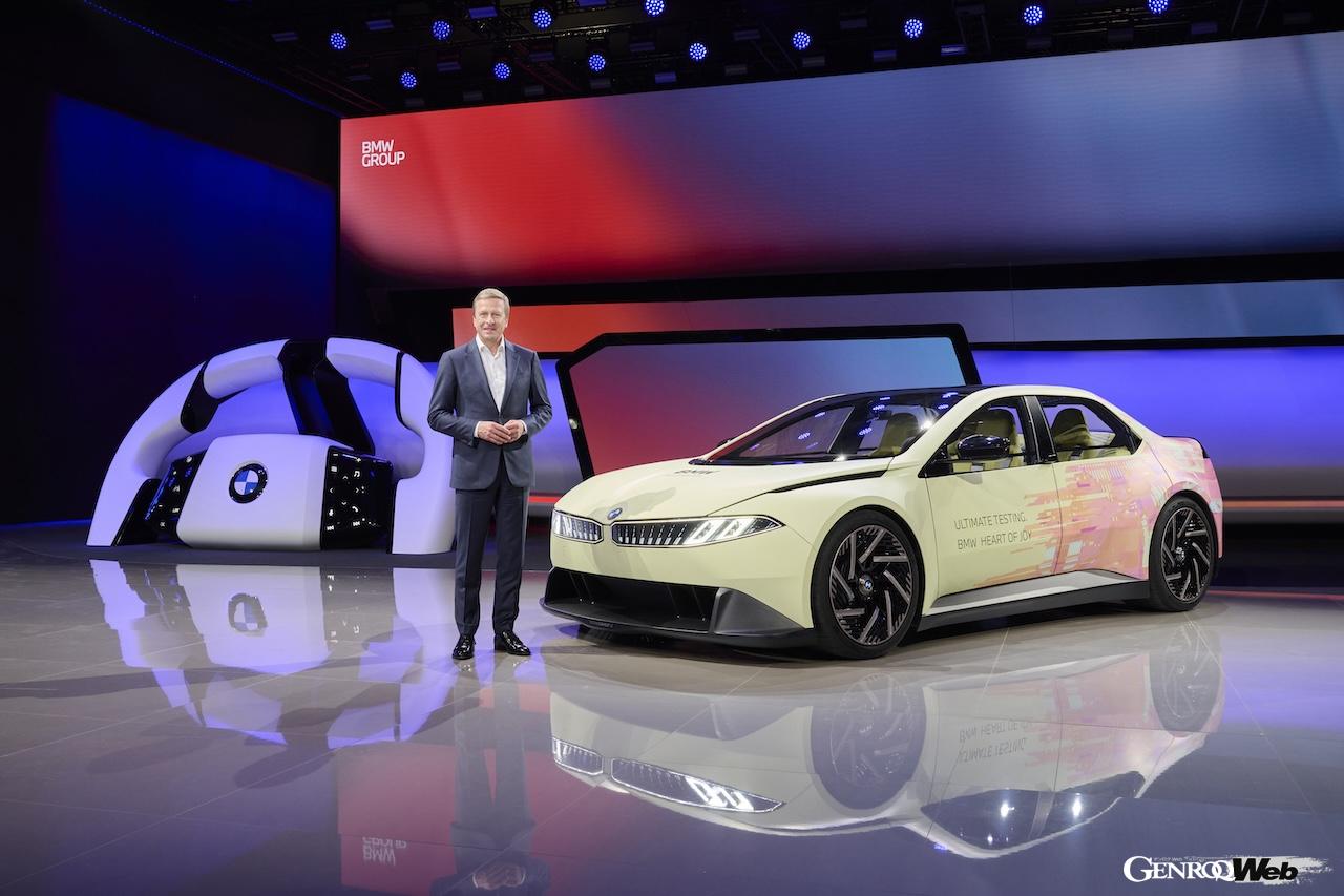 BMWは現在開催中の上海モーターショーにおいて、蓄光ペイントが施された「BMW ビジョン ドライビング エクスペリエンス（写真）」などを発表した。写真はプレスカンファレンスに登壇したオリバー・ツィプセ会長。